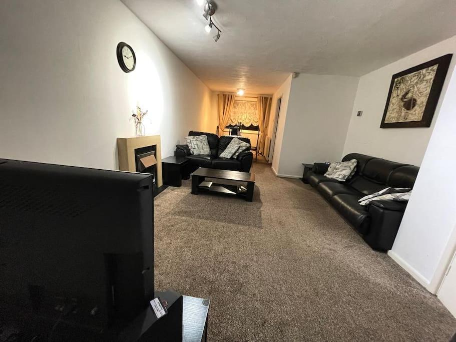 Princess 3 Bedroom House + Offstreet Parking +Wifi Leeds (West Yorkshire) Exterior photo