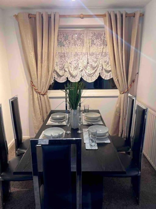 Princess 3 Bedroom House + Offstreet Parking +Wifi Leeds (West Yorkshire) Exterior photo