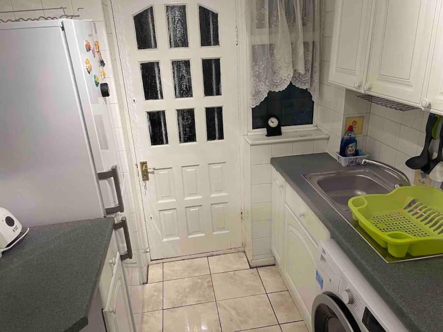 Princess 3 Bedroom House + Offstreet Parking +Wifi Leeds (West Yorkshire) Exterior photo