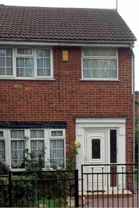 Princess 3 Bedroom House + Offstreet Parking +Wifi Leeds (West Yorkshire) Exterior photo