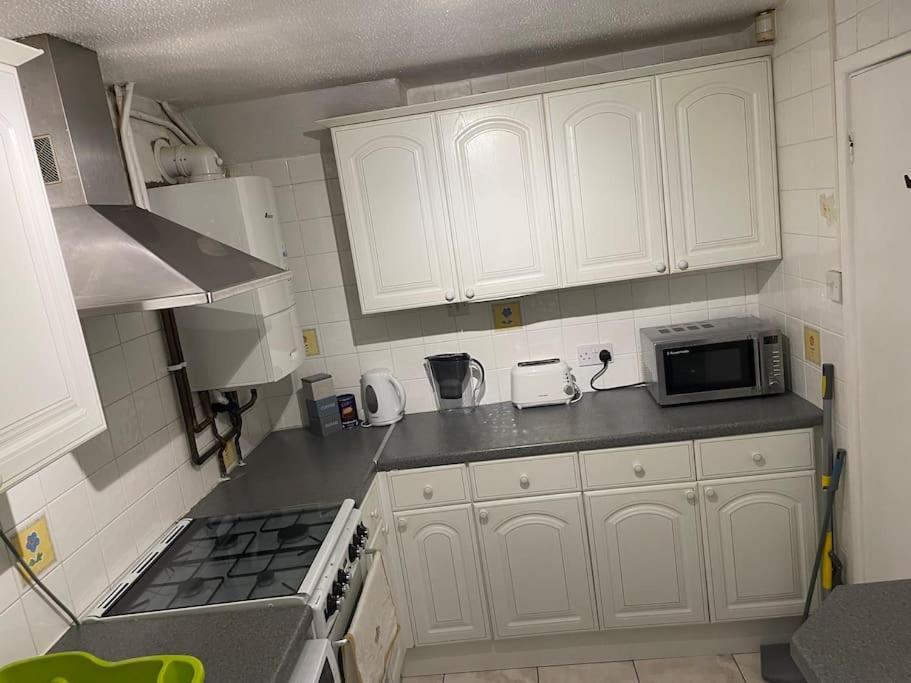Princess 3 Bedroom House + Offstreet Parking +Wifi Leeds (West Yorkshire) Exterior photo